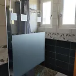 Quarto em Acomodações Particulares Room,chambre Privee Chez L'habitant,parking Voiture Devant La Maison,garage Moto Et Velo *