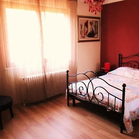 Room,chambre Privee Chez L'habitant,parking Voiture Devant La Maison,garage Moto Et Velo *