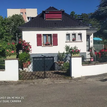 Δωμάτια σε οικογενειακή κατοικία Room,chambre Privee Chez L'habitant,parking Voiture Devant La Maison,garage Moto Et Velo