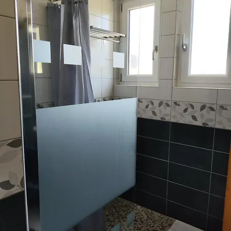 منزل للإقامة Room,chambre Privee Chez L'habitant,parking Voiture Devant La Maison,garage Moto Et Velo, Petit Dejeuner *