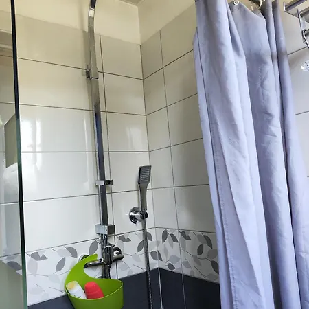 Δωμάτια σε οικογενειακή κατοικία Room,chambre Privee Chez L'habitant,parking Voiture Devant La Maison,garage Moto Et Velo Κολμάρ