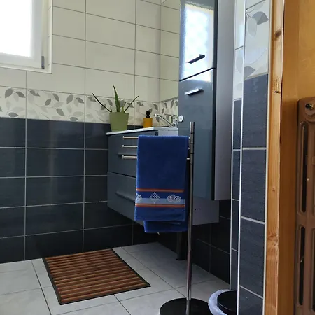 Room,chambre Privee Chez L'habitant,parking Voiture Devant La Maison,garage Moto Et Velo